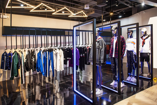 视觉营销的艺术 打造吸睛又高效的品牌休闲服饰店陈列